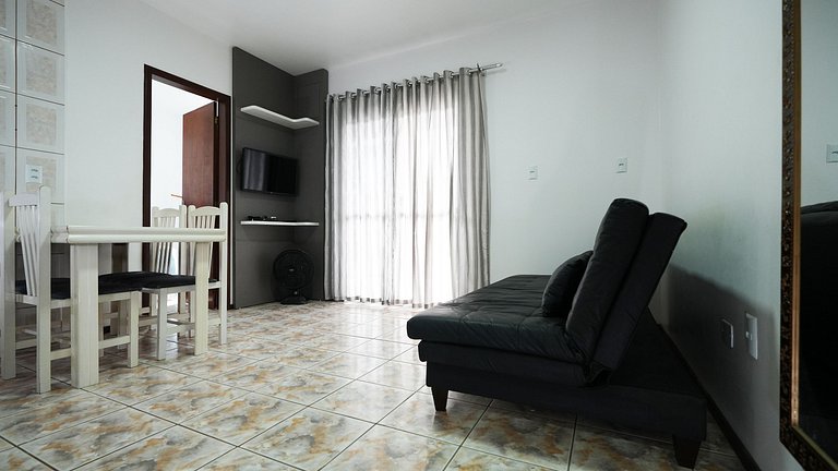 Apartamento com sacada 150m da praia