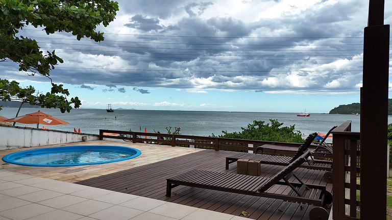 Casa alto padrão com acesso à praia