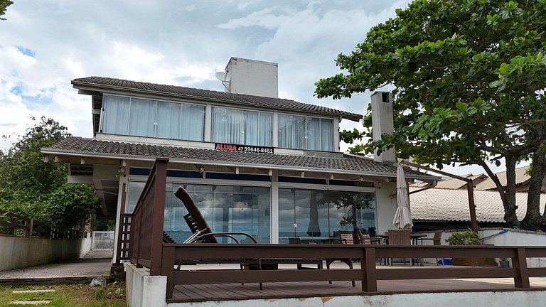 Casa alto padrão com acesso à praia